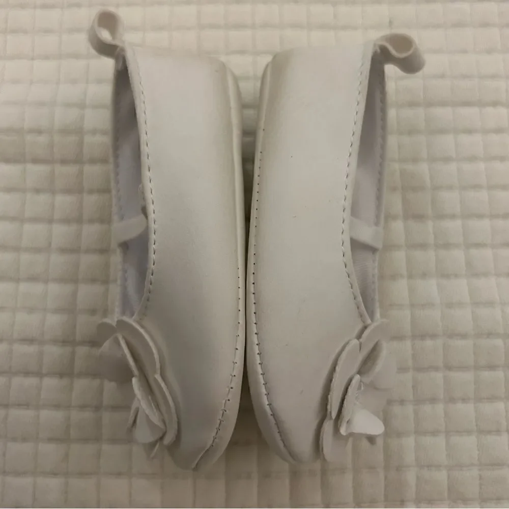 Carters 3-6 mo the all white with flower on toe baby girls crib shoes EUC